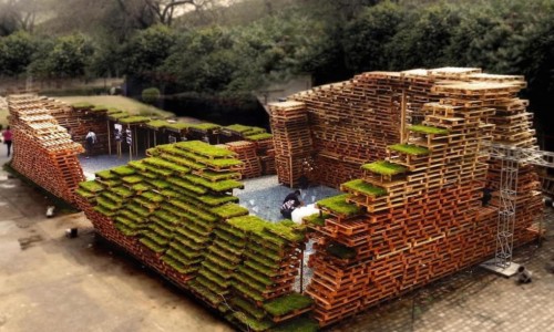 Award-winning grass-covered pavilion in India constructed with over 1,000 recycled pallets