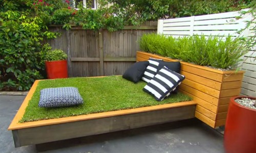 How to make an amazing grass daybed out of wood pallets